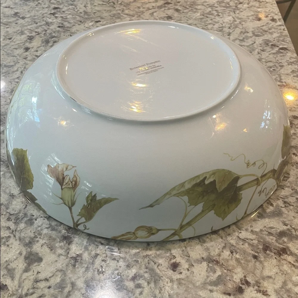 Williams Sonoma elegant bowl